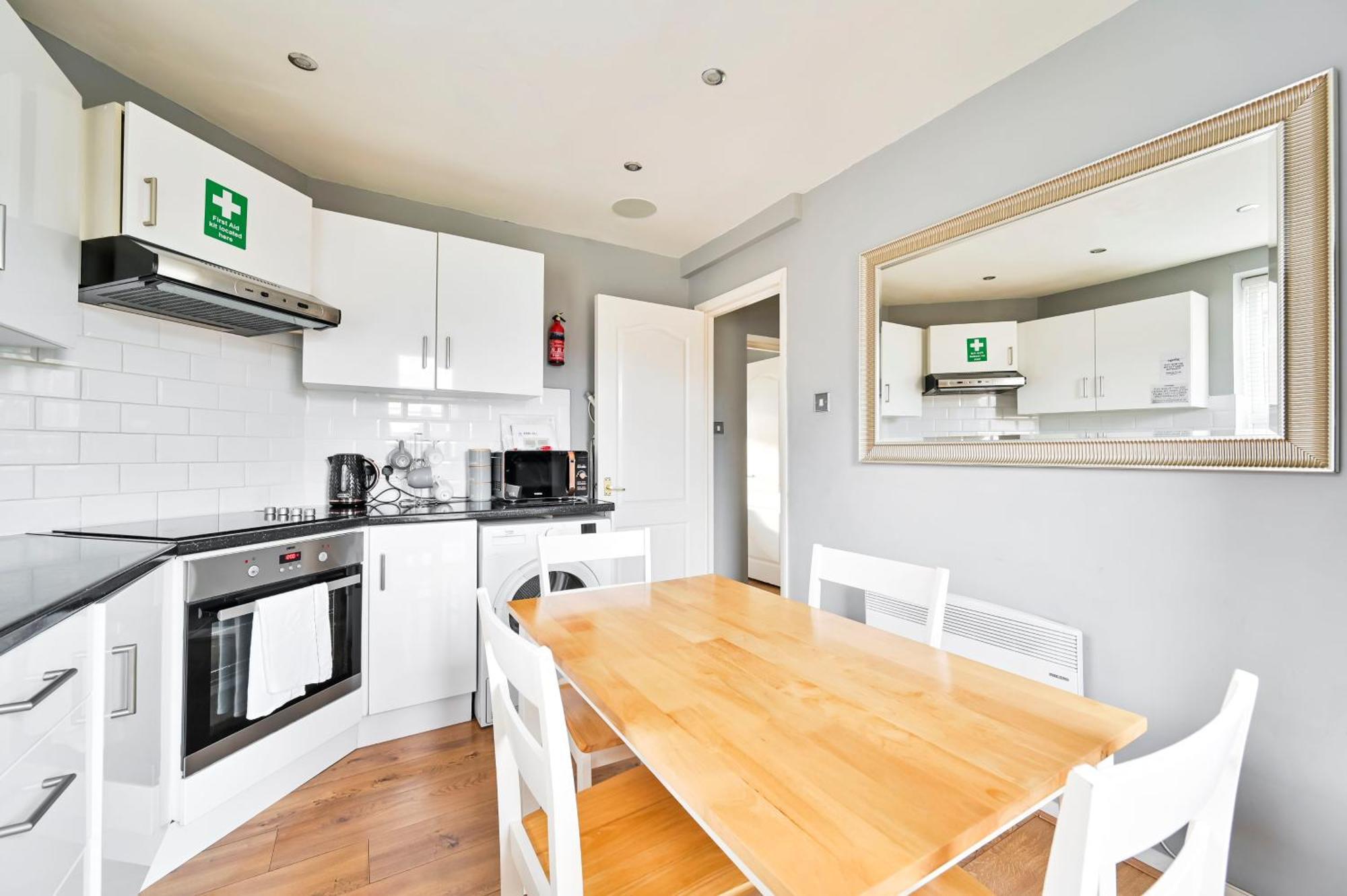 Cosy 1-Bed E15, Sleeps 4, , 1 Min From Tube Station * Londres